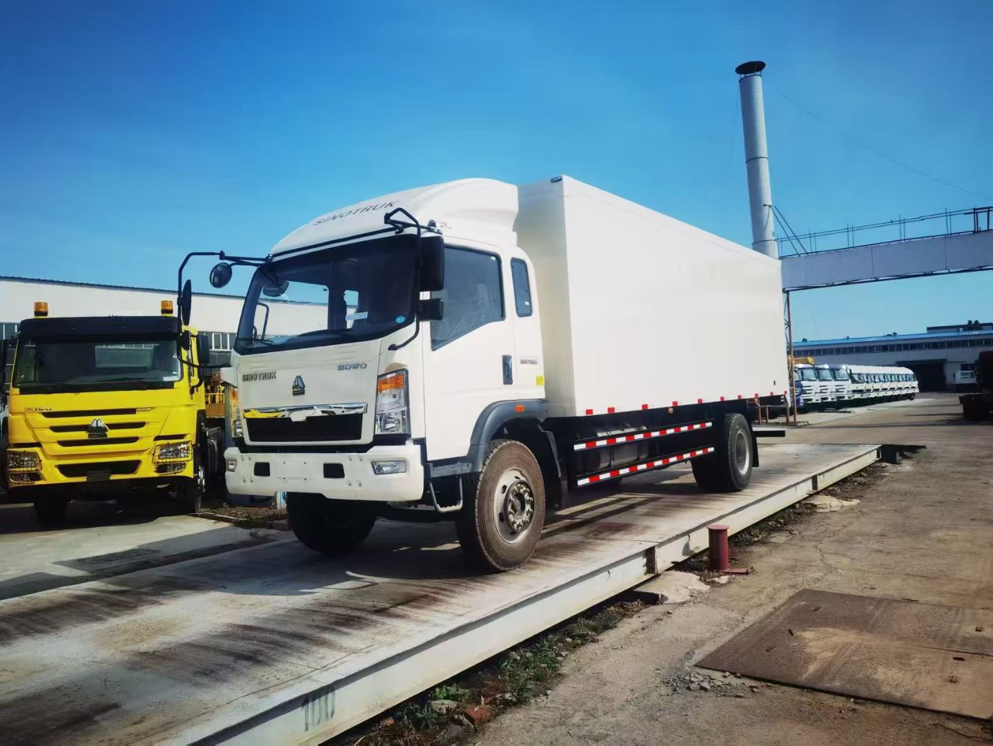 Sinotruk Howo 4x2 वैनबॉक्स कार्गो ट्रक